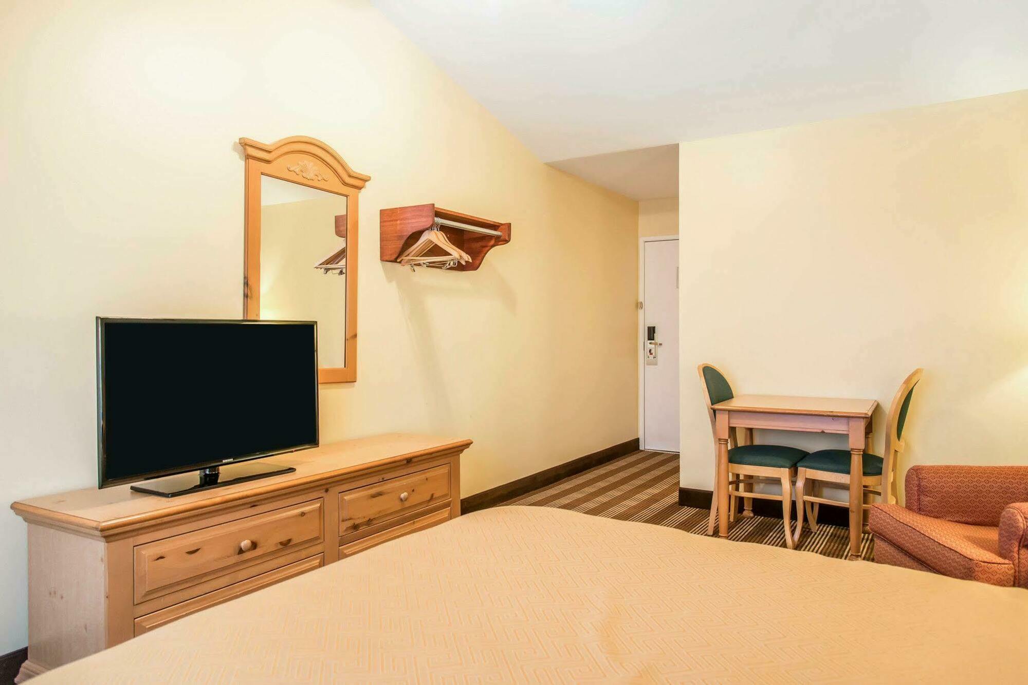 Econo Lodge Inn & Suites Eau Claire Luaran gambar